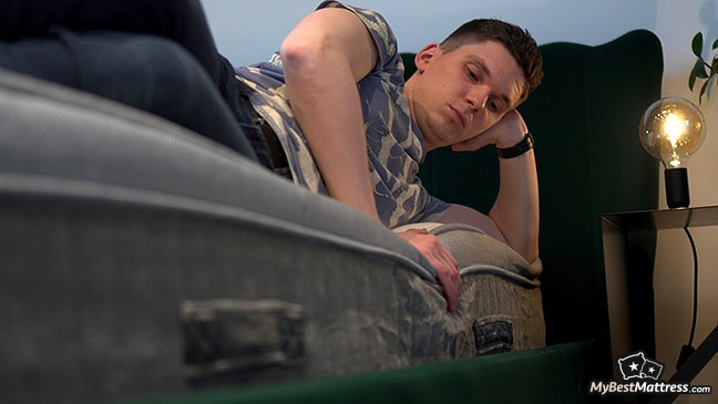 Awara Mattress Review: testing the edge support. Awara Mattress Review: testing the edge support.