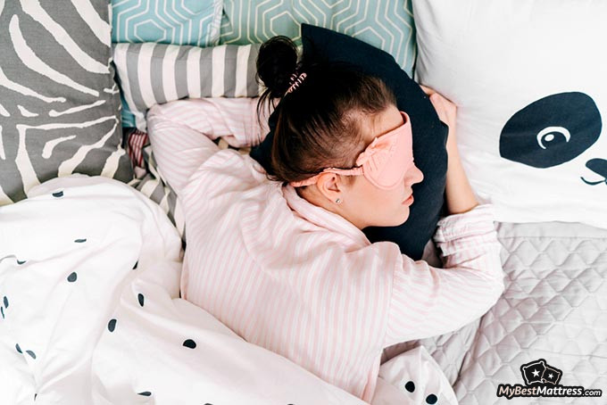 Best pillow for combination sleepers: a girl sleeping with a blindfold.