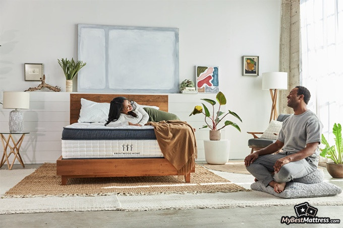 Brentwood Home mattress reviews: two people are talking Brentwood Home mattress reviews: two people are talking