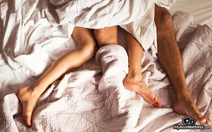 Casper VS TempurPedic: couple sleeping