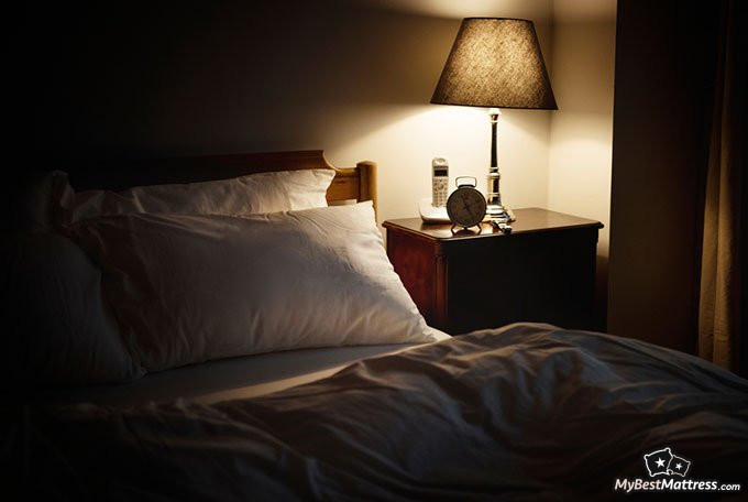 Natural sleep aid: dimmed light in the bedroom Natural sleep aid: dimmed light in the bedroom