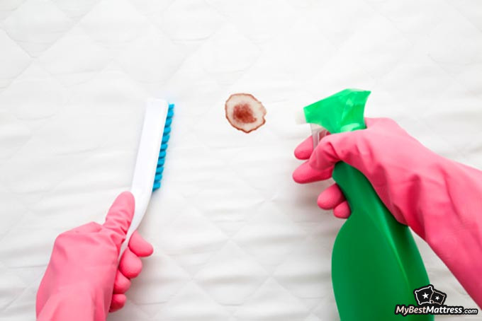 How to clean a mattress: laundry detergent and a brush. How to clean a mattress: laundry detergent and a brush.