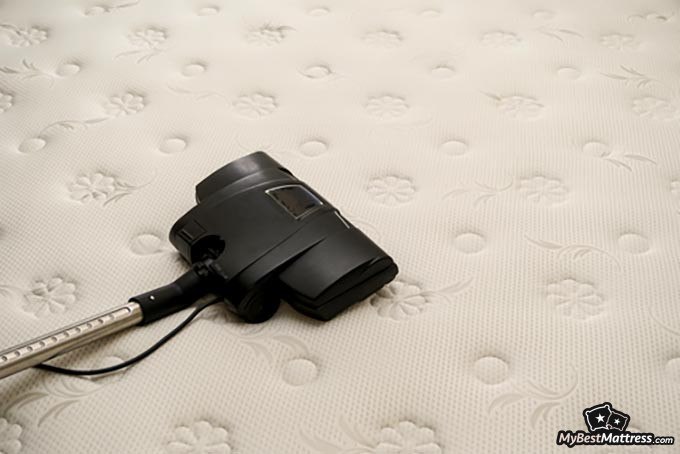 How to clean a mattress: vacuuming the mattress. How to clean a mattress: vacuuming the mattress.