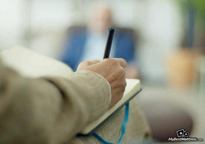 Hypnosis for sleep: therapist taking notes.