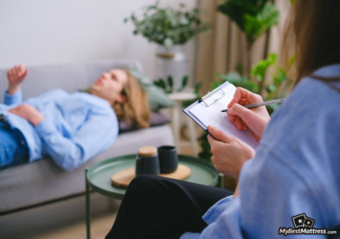 Hypnosis for sleep: man getting therapy on a couch.