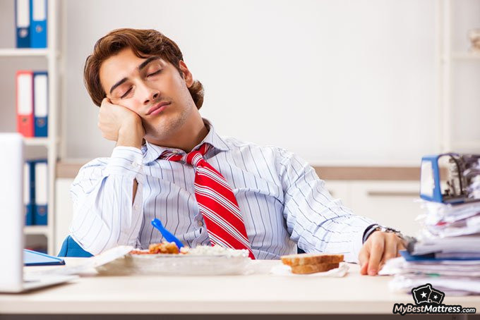 How long should I nap: man having a nap during lunch break