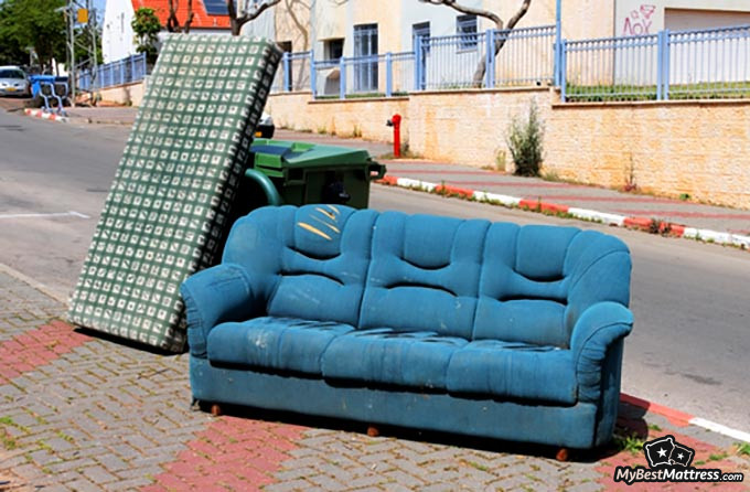 Mattress disposal: sofa on the sidewalk. Mattress disposal: sofa on the sidewalk.