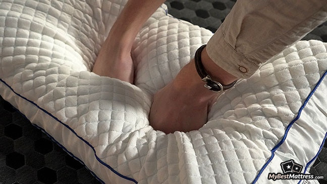 Nectar Pillow Review: testing the firmness. Nectar Pillow Review: testing the firmness.