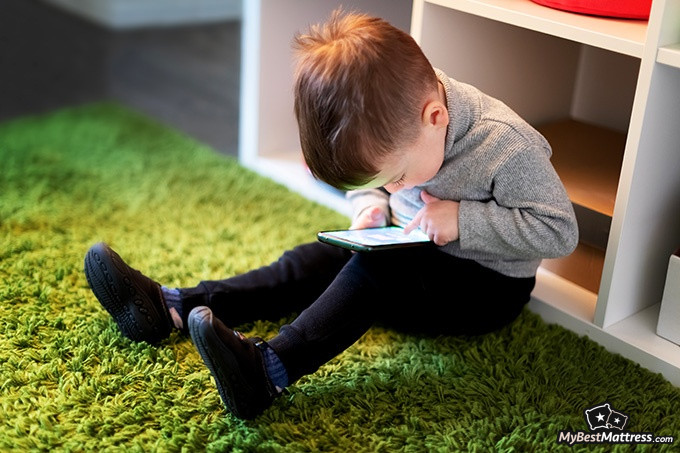 Night terrors vs nightmares: a child is playing with a phone Night terrors vs nightmares: a child is playing with a phone