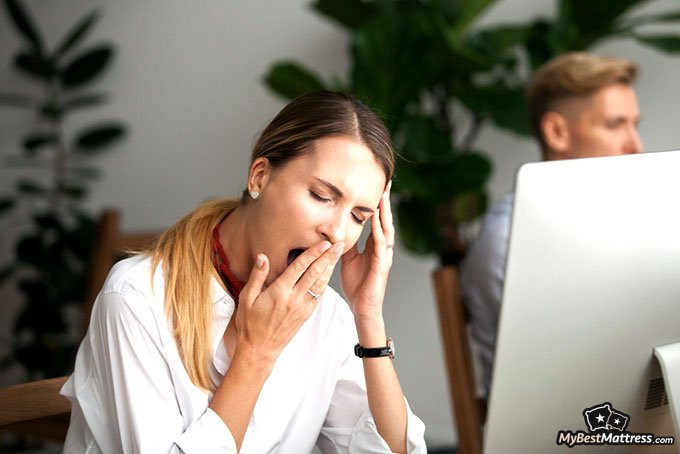 what is narcolepsy: woman sleepy at work