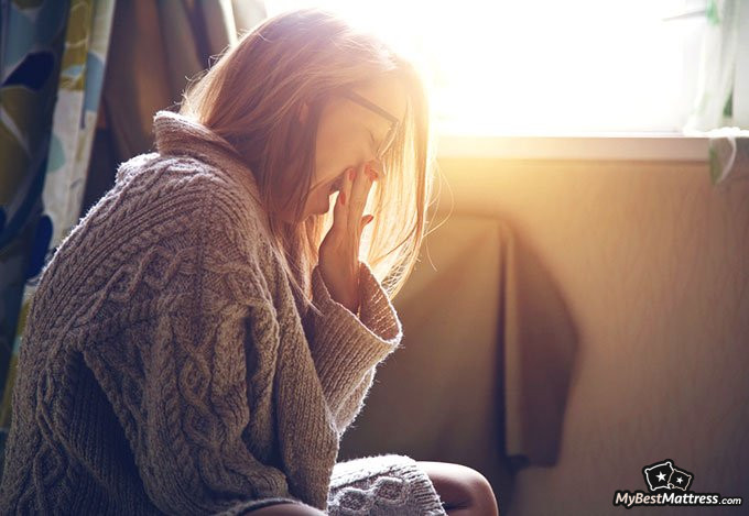 how to wake up earlier: woman yawning